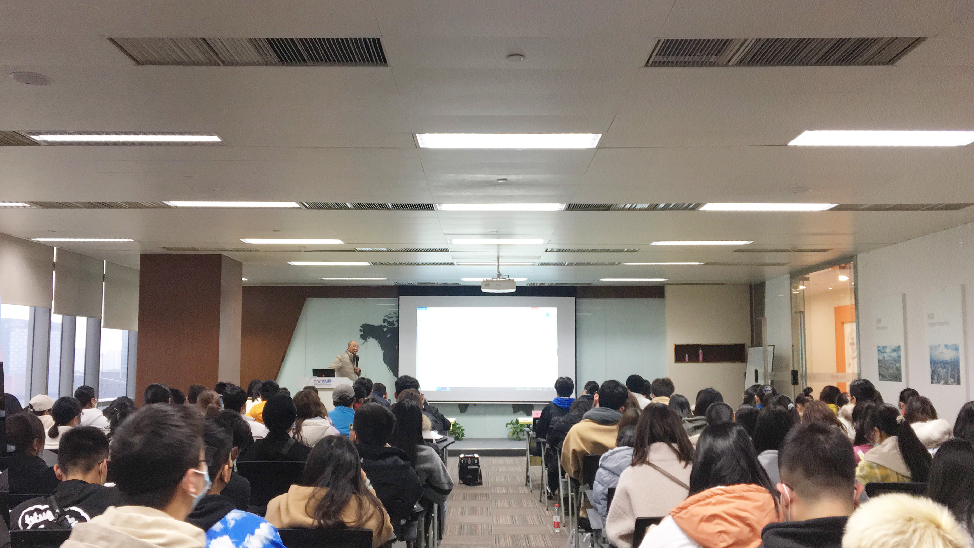 蓝火集团为成都大学财务管理专业学生进行就业指导